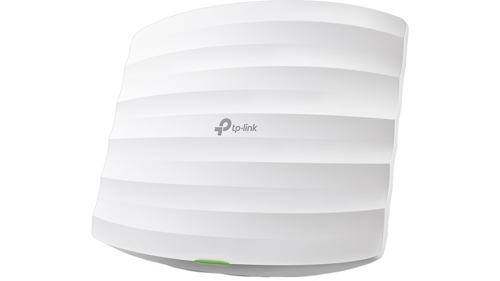 Přístupový bod TP-Link Omada EAP245 AC1750 stropní v bílém provedení na neutrálním pozadí zobrazující celkový design zařízení