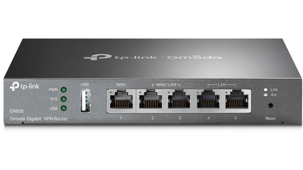 Router Gigabit VPN TP-Link Omada ER605 na bílém pozadí zobrazující kompaktní černé tělo s gigabitovými porty