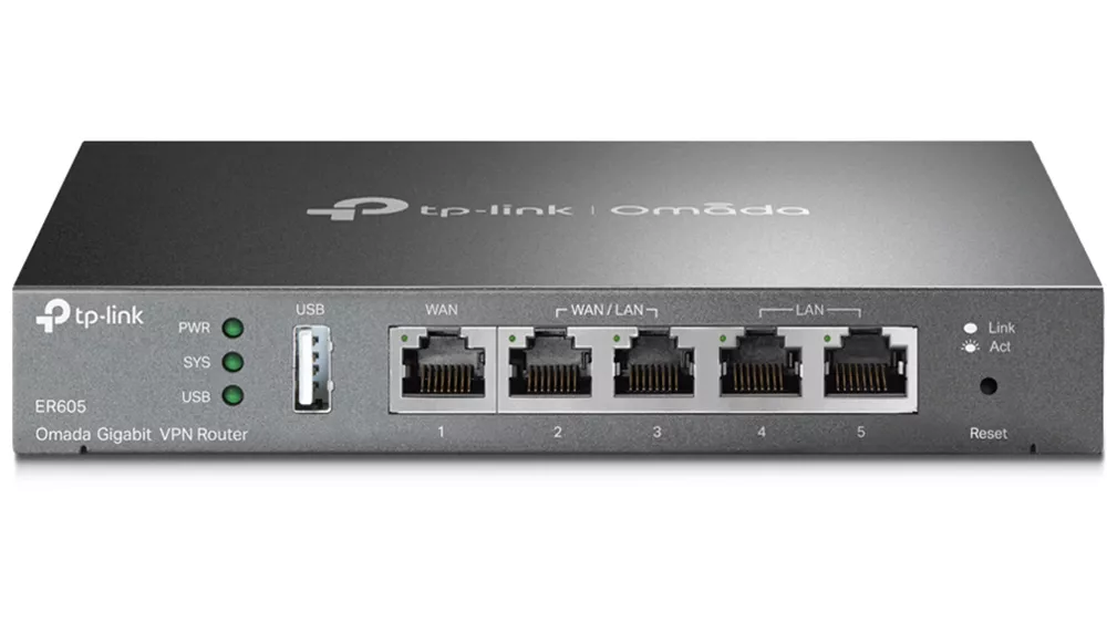 Router Gigabit VPN TP-Link Omada ER605 na bielom pozadí zobrazujúci kompaktné čierne telo s gigabitovými portami