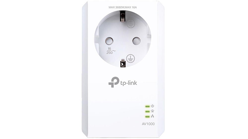 Sada Powerline adapt&eacute;rov TP-Link AV1000 Gigabit Passthrough TL-PA7017P KIT na bielom pozad&iacute; zobrazuj&uacute;ca oba adapt&eacute;ry
