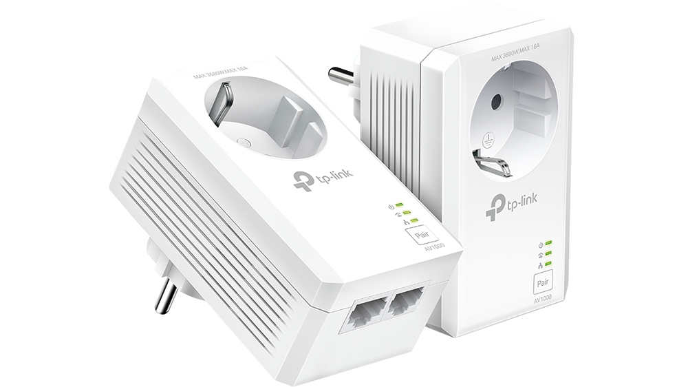 Powerline sada TP-Link TL-PA7027P AV1000 2-port Gigabit Passthrough Starter Kit na bielom pozad&iacute; ukazuj&uacute;ca oba adapt&eacute;ry