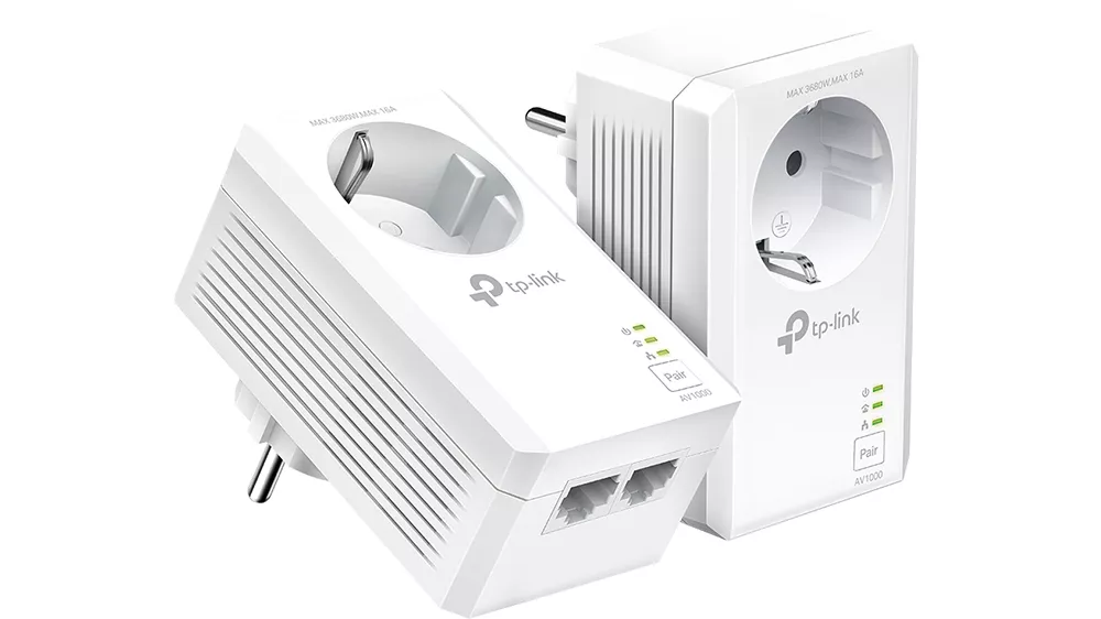 Powerline sada TP-Link TL-PA7027P AV1000 2-port Gigabit Passthrough Starter Kit na bielom pozadí ukazujúca oba adaptéry