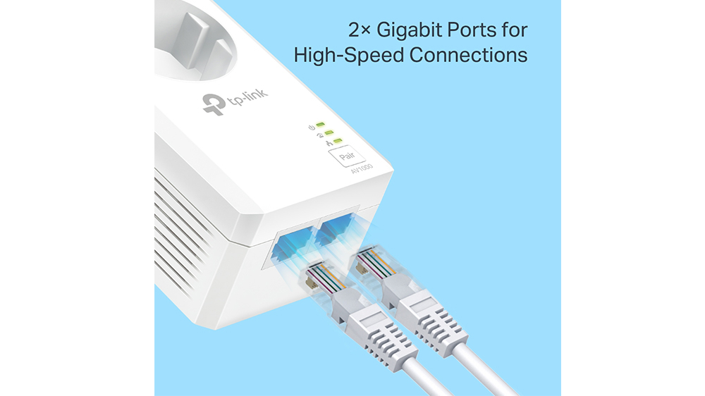 Powerline sada TP-Link TL-PA7027P AV1000 2-port Gigabit Passthrough Starter Kit zapojen&aacute; v dom&aacute;cnosti pren&aacute;&scaron;aj&uacute;ca d&aacute;ta