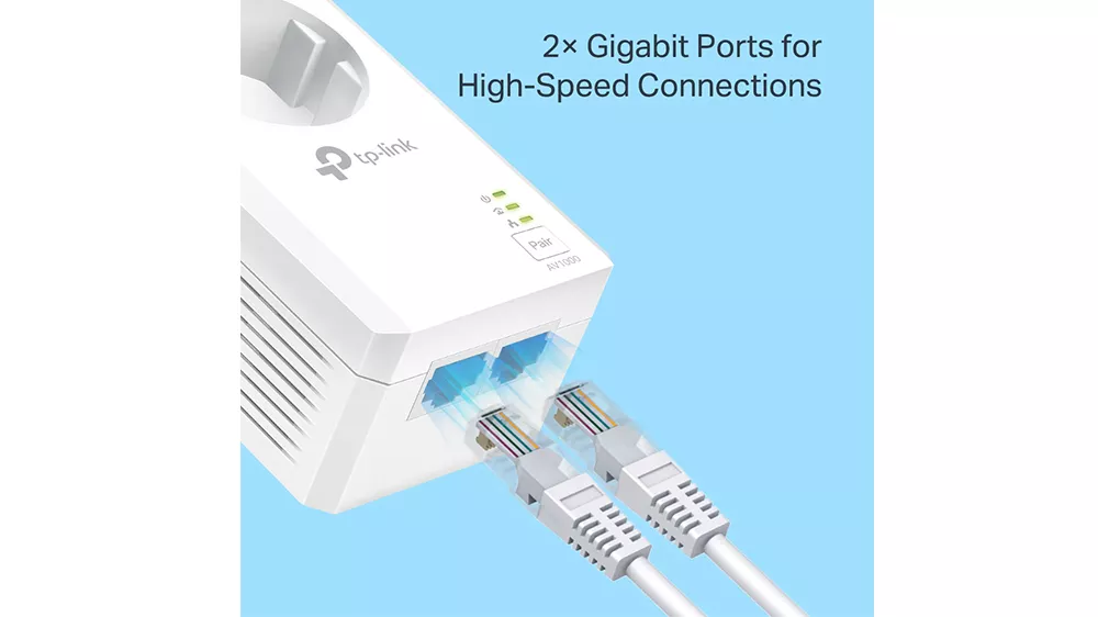 Powerline sada TP-Link TL-PA7027P AV1000 2-port Gigabit Passthrough Starter Kit zapojená v domácnosti prenášajúca dáta
