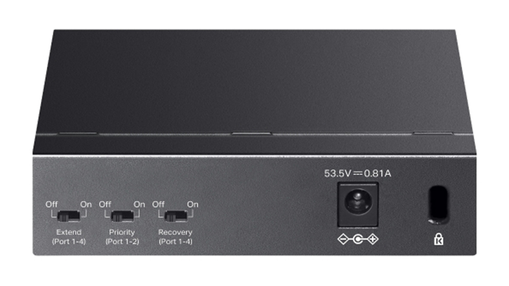 Switch TP-Link TL-SF1005LP připojený k síťovým zařízením v domácí nebo kancelářské síti