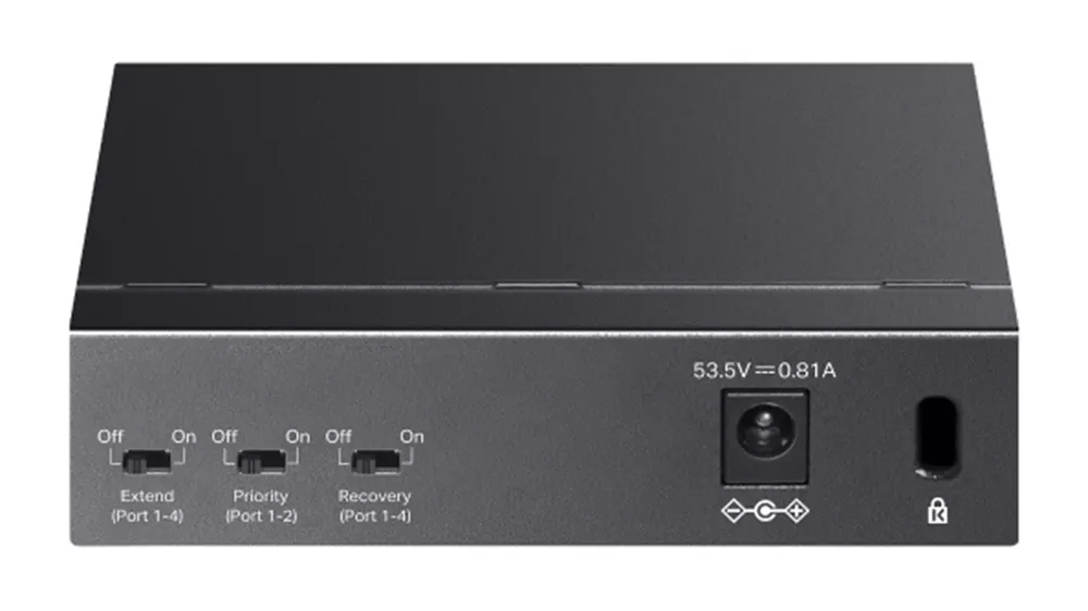 Switch TP-Link TL-SF1005LP pripojený k sieťovým zariadeniam v domácej alebo kancelárskej sieti