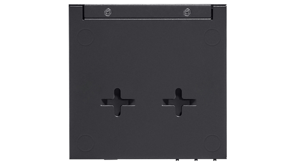 Switch TP-Link TL-SF1005LP zobrazující LED indikátory a připojené síťové kabely v provozu