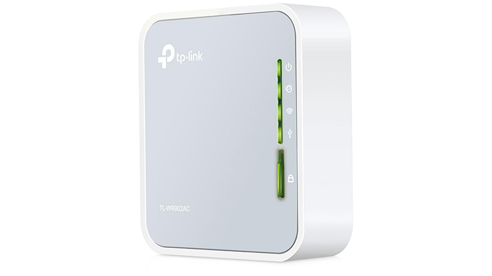 Cestovn&iacute; Wi-Fi router TP-Link TL-WR902AC b&iacute;l&yacute; na b&iacute;l&eacute;m pozad&iacute; ukazuj&iacute;c&iacute; kompaktn&iacute; design pro snadn&eacute; cestov&aacute;n&iacute;