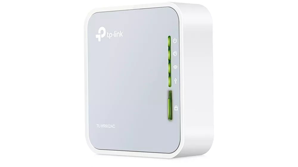Cestovný Wi-Fi router TP-Link TL-WR902AC biely na bielom pozadí ukazujúci kompaktný dizajn pre jednoduché cestovanie