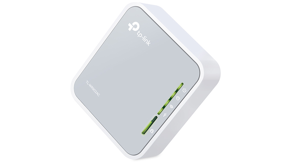 Cestovn&iacute; Wi-Fi router TP-Link TL-WR902AC b&iacute;l&yacute; v použit&iacute; na cest&aacute;ch s připojen&yacute;m notebookem ukazuj&iacute;c&iacute; stabiln&iacute; v&yacute;kon