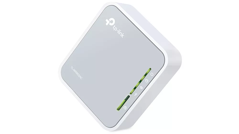 Cestovný Wi-Fi router TP-Link TL-WR902AC biely v použití na cestách s pripojeným notebookom ukazujúci stabilný výkon