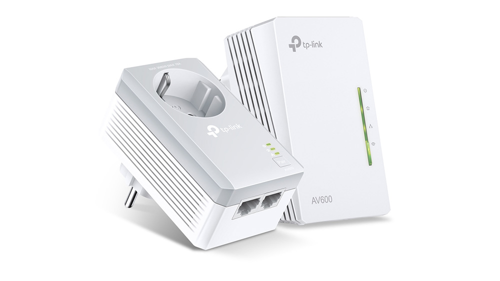 Powerline Wi-Fi Kit TP-Link TL-WPA4226KIT AV600 in&scaron;talovan&yacute; v dom&aacute;cnosti prep&aacute;jaj&uacute;ci zariadenia cez elektrick&uacute; sieť