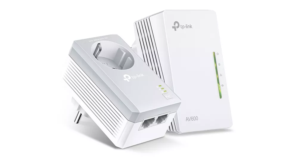 Powerline Wi-Fi Kit TP-Link TL-WPA4226KIT AV600 inštalovaný v domácnosti prepájajúci zariadenia cez elektrickú sieť