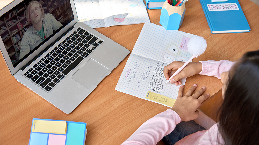 Dítě sleduje školní lekce online_04