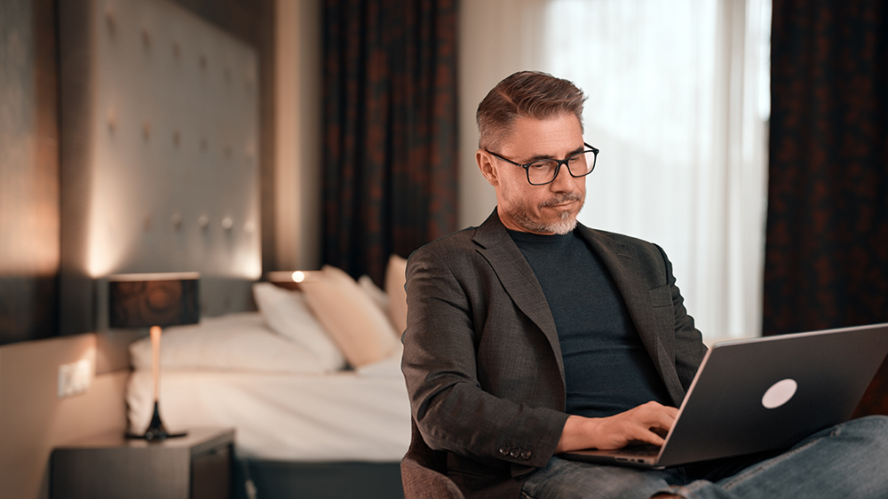 Muž pracuje online_03