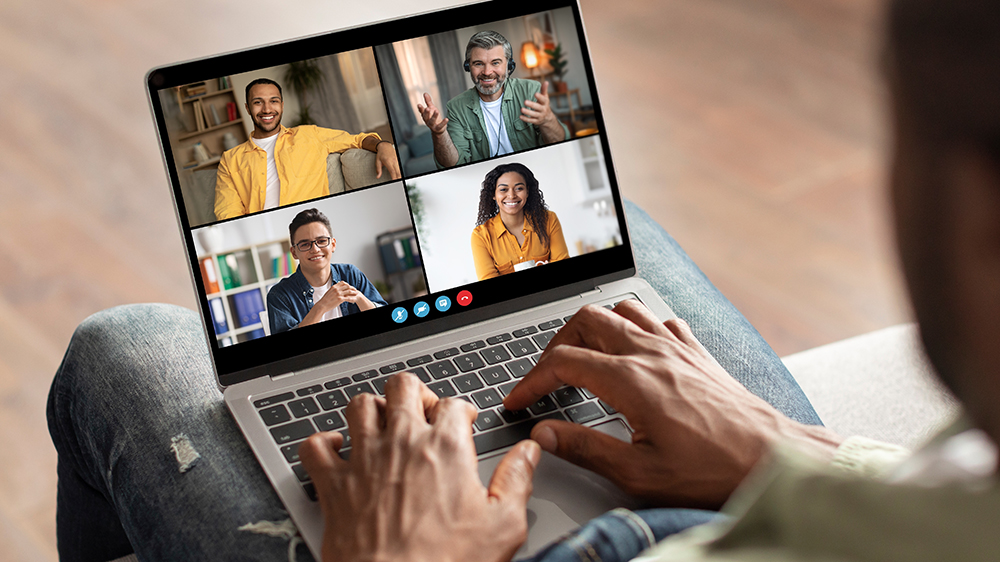 Muž na online meetingu s kolegy_02