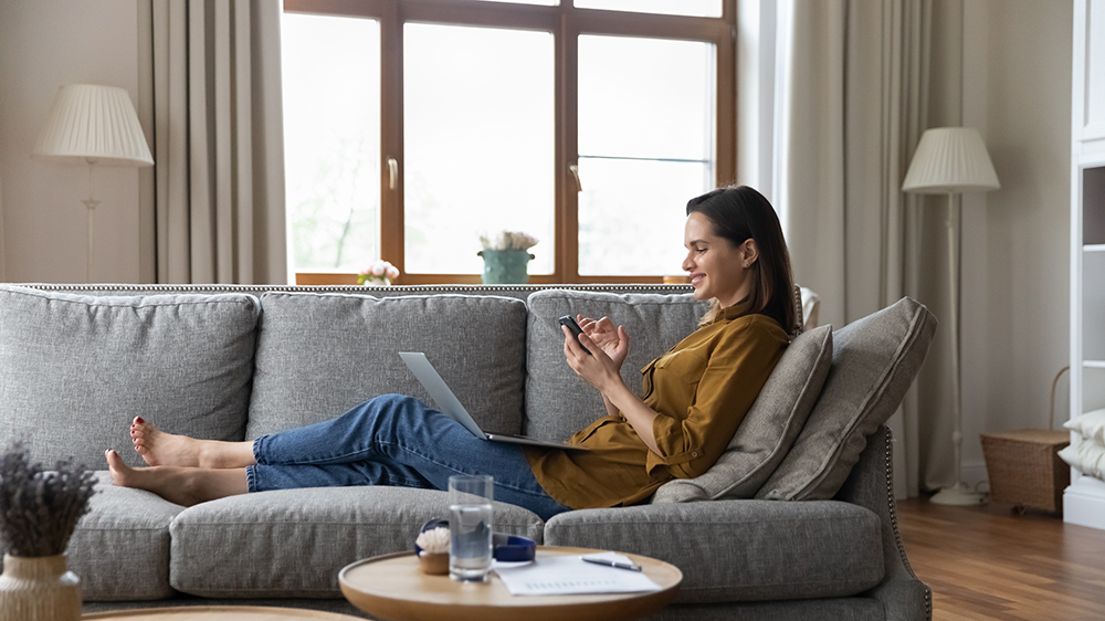 Žena relaxuje při prohlížení internetu_03