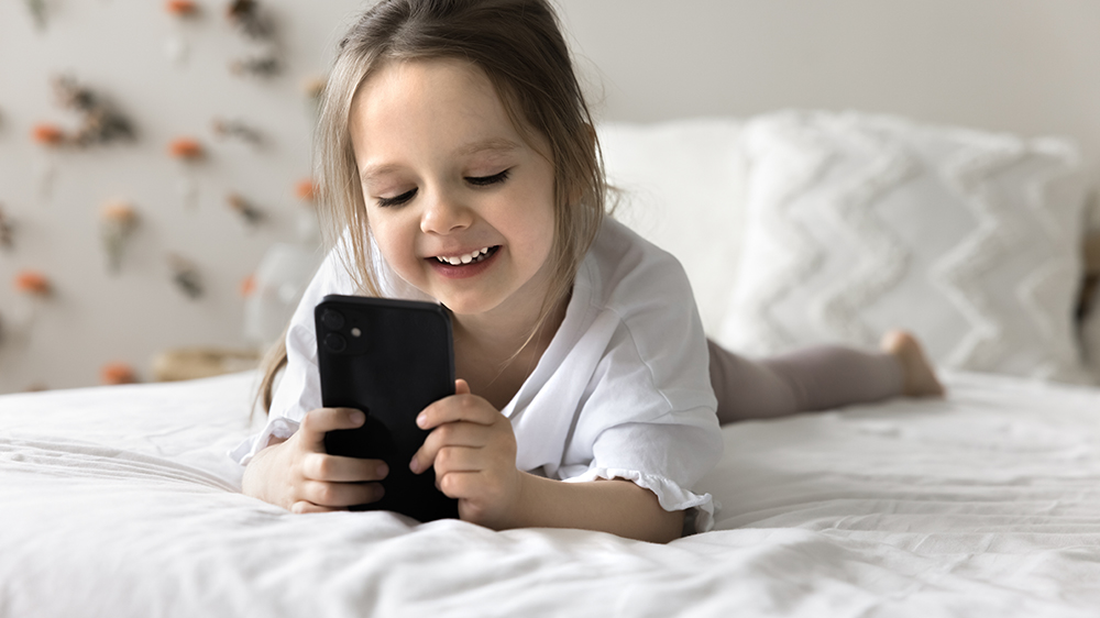 Malá holčička sleduje online pohádky na telefonu_04