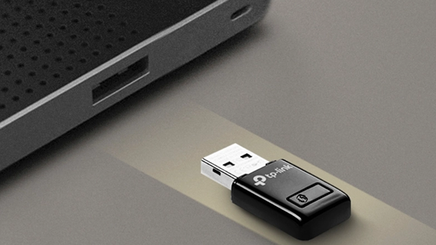 Bezdrátový USB adaptér TP-Link TL-WN823N Mini 300Mbps u porttu notebooku