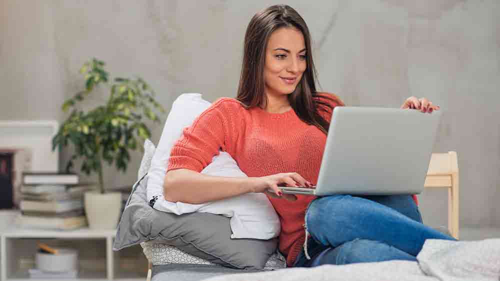 Žena používající notebook na lavičce s digitálně vygenerovaným logem WIFi_04