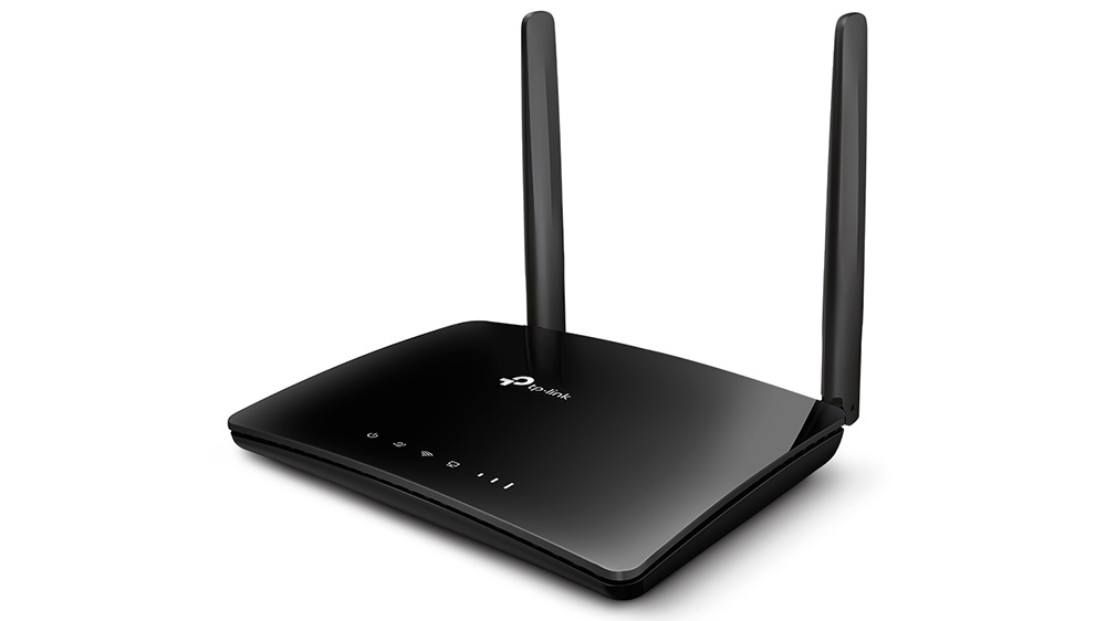 Router TP-Link TL-MR6400 s dvoma extern&yacute;mi ant&eacute;nami na bielom pozad&iacute; zobrazuj&uacute;ci kompaktn&yacute; dizajn zariadenia