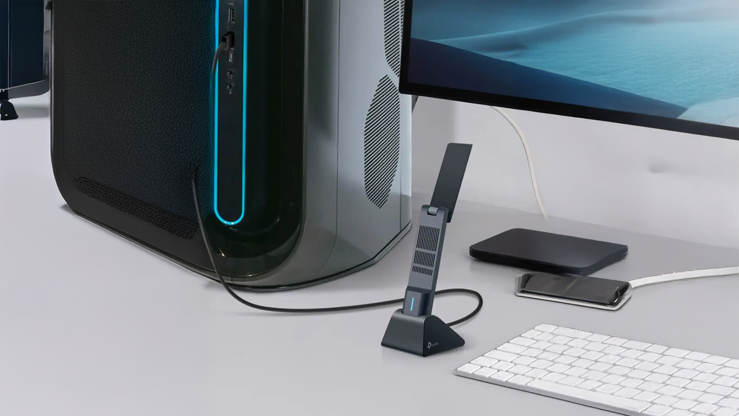 USB adaptér Tp-Link Archer zapojený na pracovnom stole
