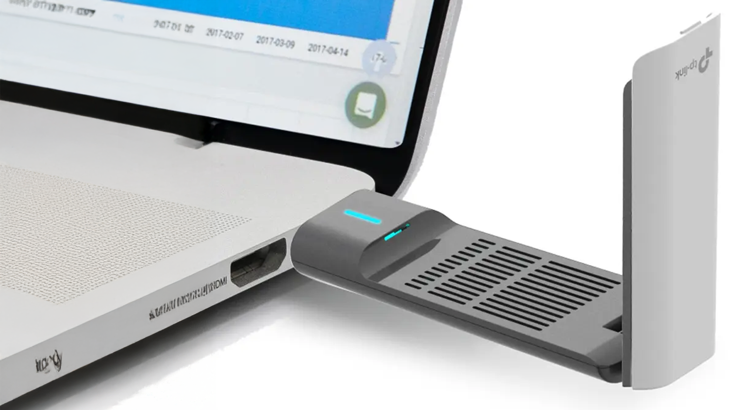 USB adaptér Tp-Link Archer zapojený do notebooku