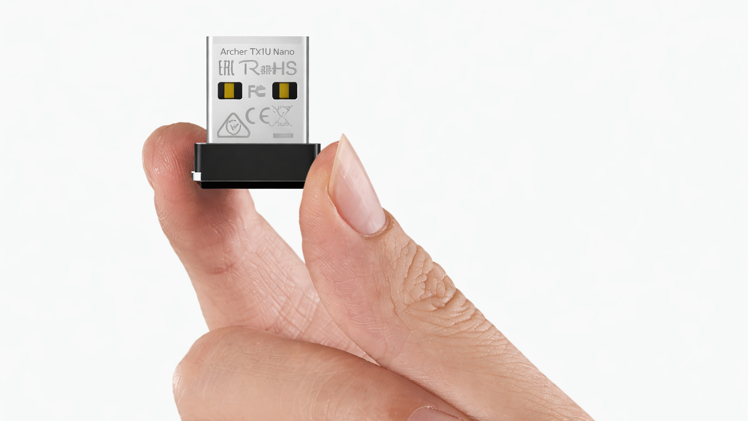 Ruka drží medzi prstami adaptér Tp-Link Archer TX1U Nano