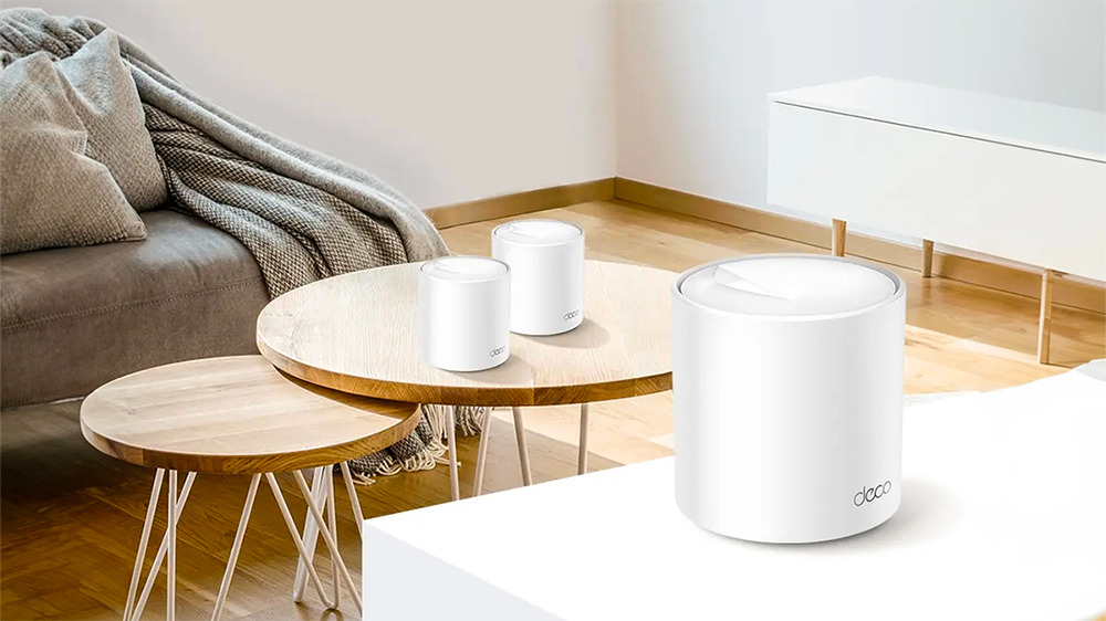 Mesh systém Tp-Link Deco X60 na stolku v obýváku_03