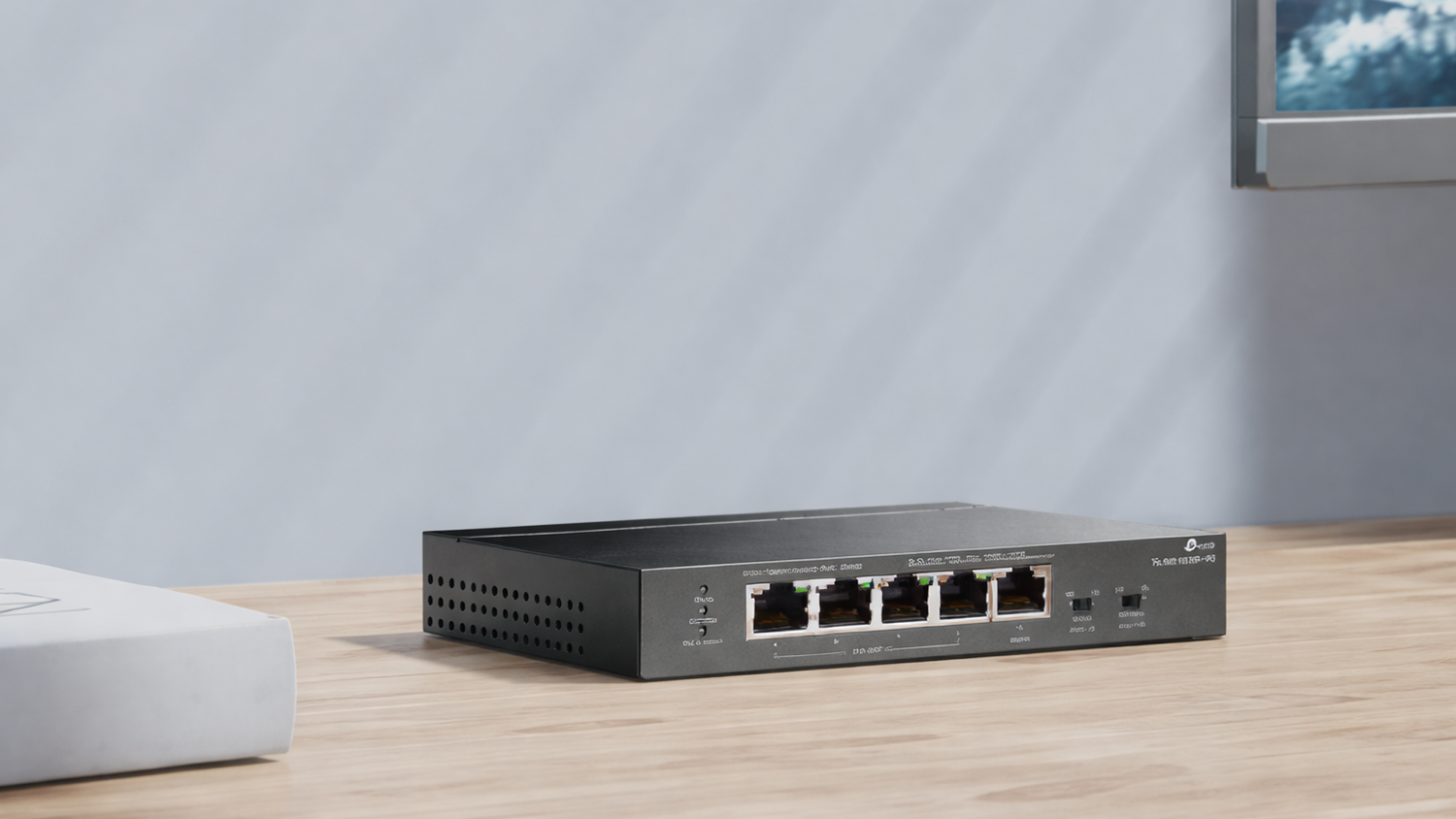 Switch TP-Link TL-SG1005P-PD položený na poličke
