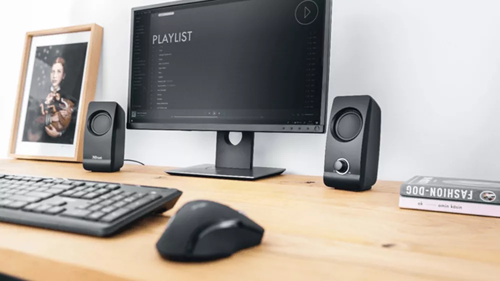 Stereofonn&iacute; reproduktory Trust 17595 REMO na stole s monitorem a kl&aacute;vesnic&iacute;_02