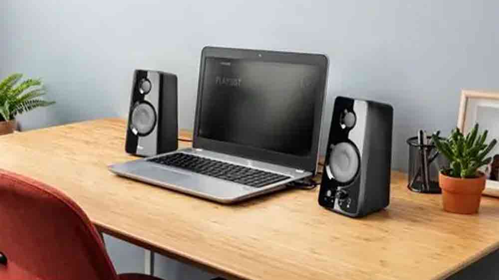 Set PC reproduktorov Trust Tytan 2.0 Speaker pripojených k počítaču na pracovnom stole_02