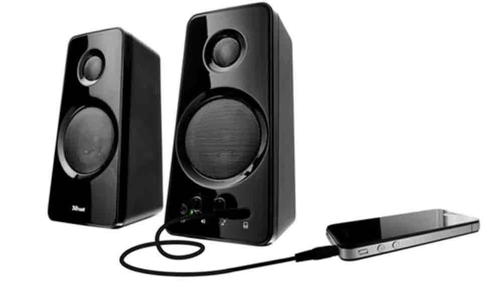 Set PC reproduktorov Trust Tytan 2.0 Speaker pripojených USB káblom k mobilu_03