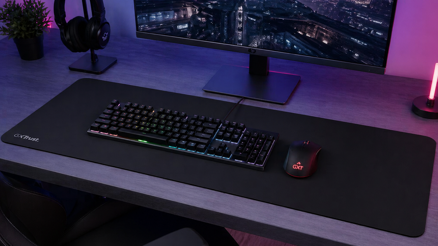 Podložka pod my&scaron; Trust GXT 758 XXL čierna na pracovnom stole