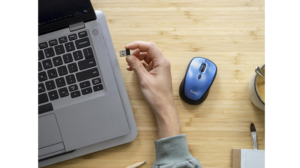 Myš Trust Yvi+ 24551 modrá připojování USB přijímače do notebooku