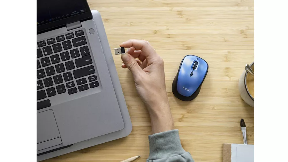 Myš Trust Yvi+ 24551 modrá připojování USB přijímače do notebooku