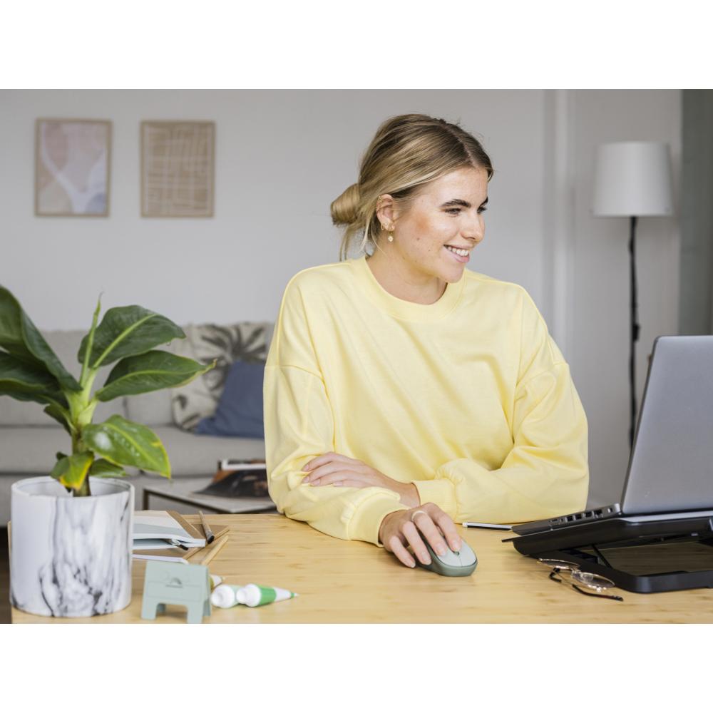 Žena používá Myš Trust Yvi+ 24552 ECO Green