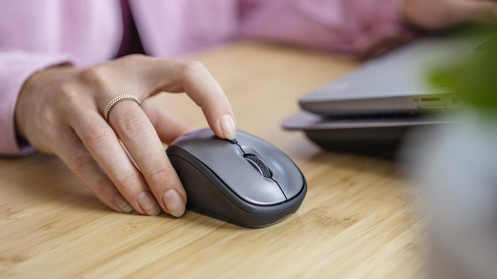 Žena nastavuje DPI na myši Trust YVI+_02