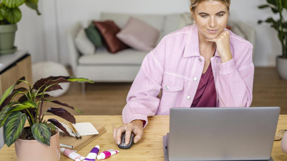 Žena používající myš Trust YVI+_03