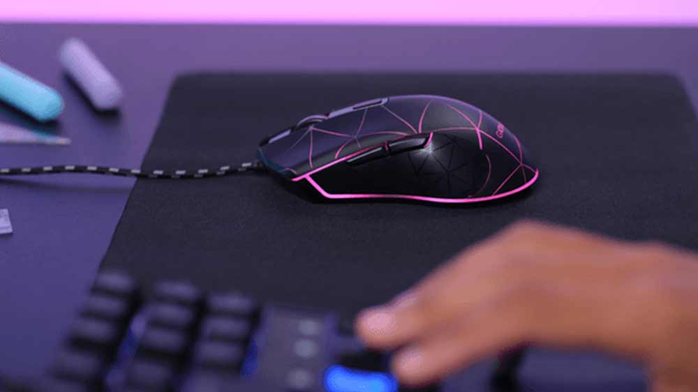 Svítící myš Locx GXT 133 na stole_02