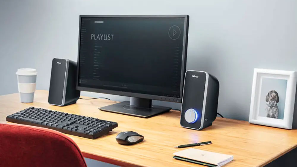 Reproduktory Trust Arys 2.0 na stole u počítače s bezdrátovou klávesnicí_03