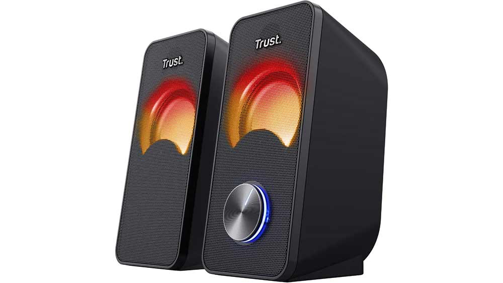 Pohled na reproduktory Trust Arys Compact RGB 2.0 z boku a na jejich barevn&eacute; podsv&iacute;cen&iacute;_03