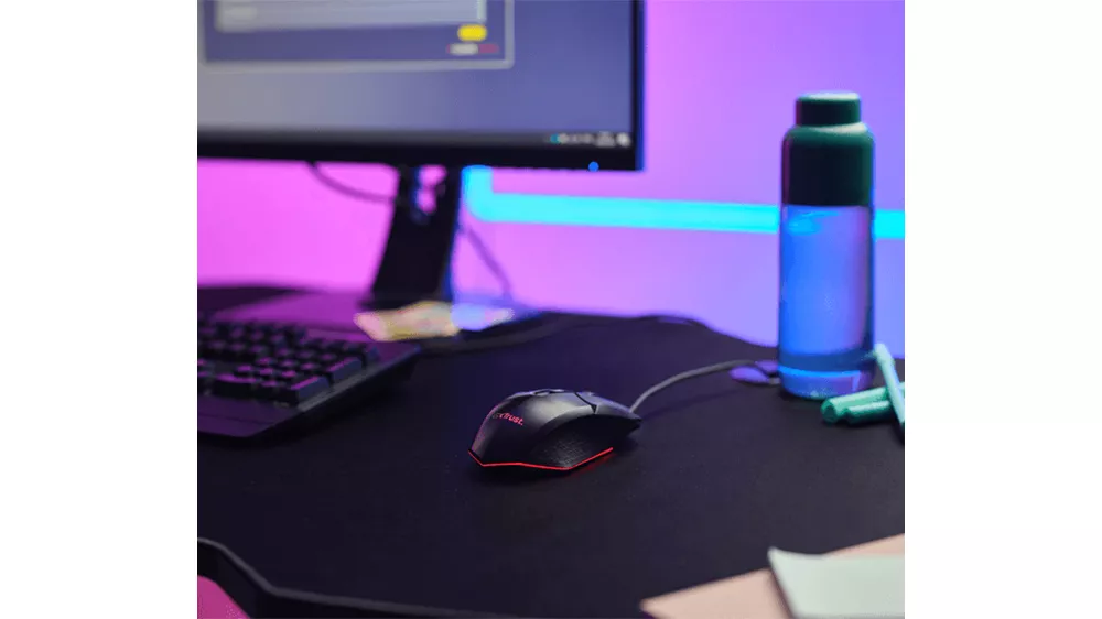 Herná myš Trust GXT 109 Felox zachytená pri použití s dôrazom na presné ovládanie a ergonomický úchop