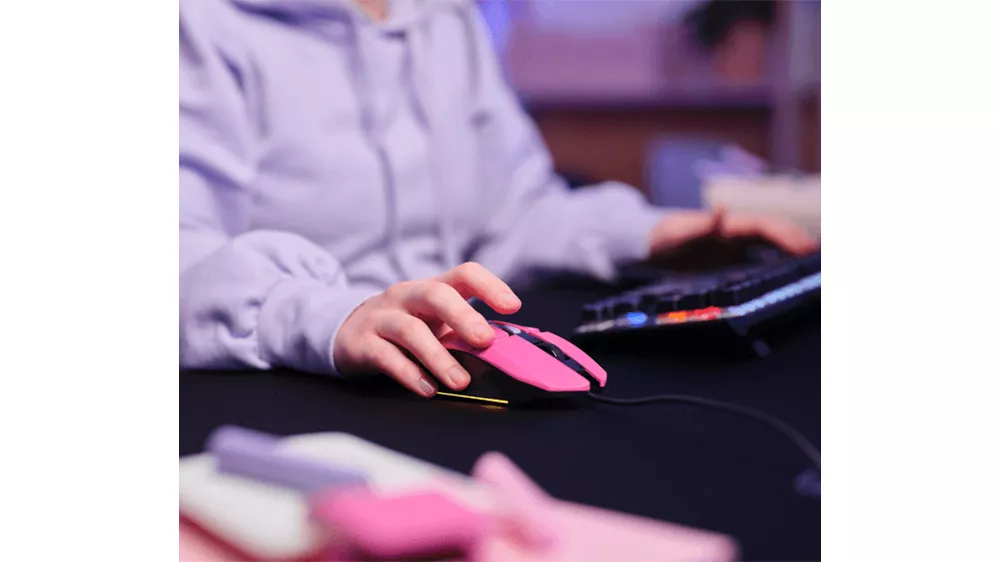 Hern&aacute; my&scaron; Trust GXT 109P Felox Pink pri použ&iacute;van&iacute; ukazuj&uacute;ca ergonomick&yacute; tvar prisp&ocirc;soben&yacute; pre r&ocirc;zne typy &uacute;chopu