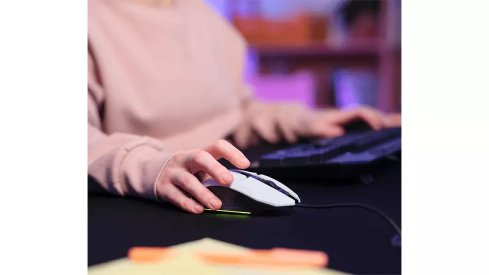 Myš Trust GXT 109W Felox Gaming White demonštrujúca ergonomický tvar pre pravákov a optický senzor s vysokou presnosťou