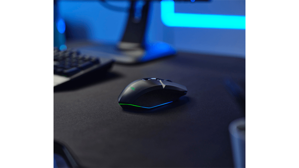 Myš Trust GXT 110 Felox držená v ruce ukazující ergonomické provedení a protiskluzové úchyty pro pohodlné ovládání