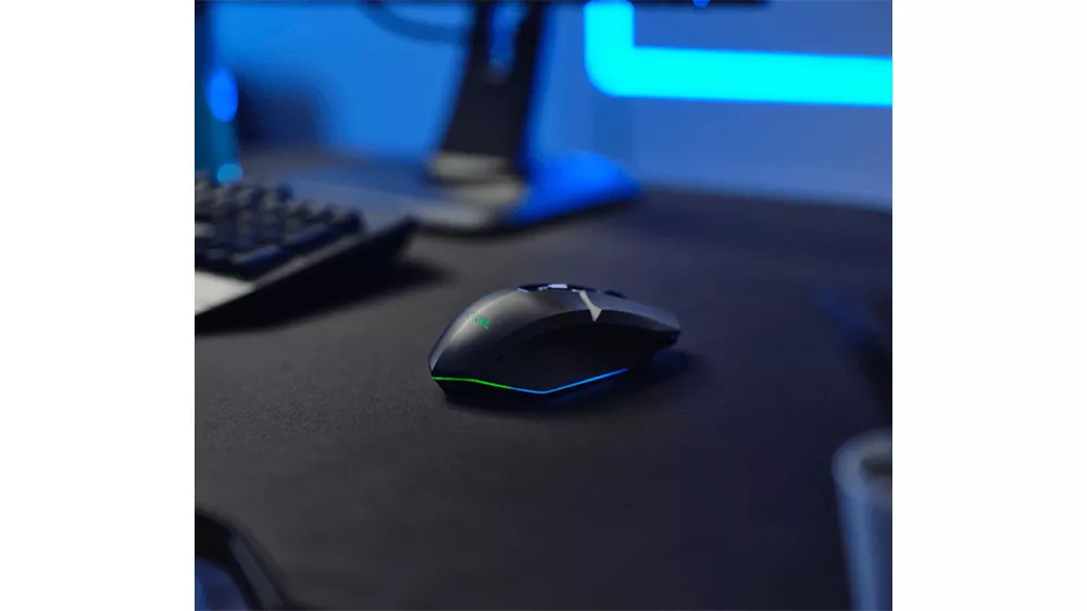 Myš Trust GXT 110 Felox držaná v ruke ukazujúca ergonomické prevedenie a protišmykové úchyty pre pohodlné ovládanie