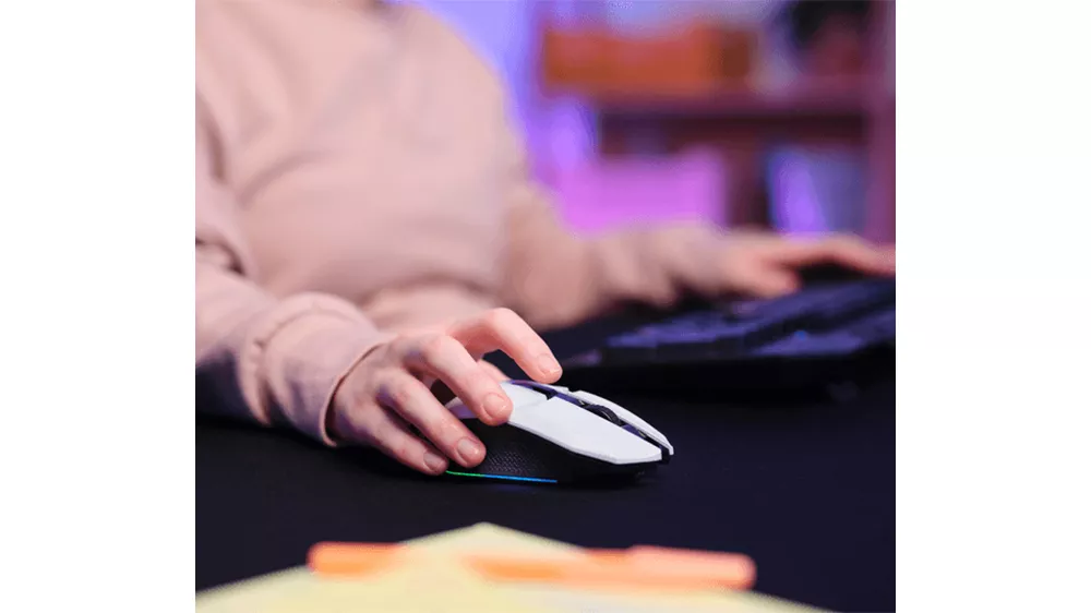 Herná bezdrôtová myš Trust GXT 110W Felox White demonštrujúca ergonomický tvar s dlaňovým úchopom a presný optický snímač pre výkonné hranie