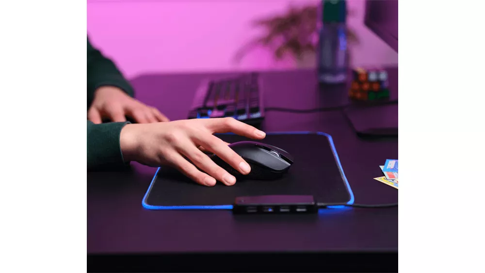 Herná myš Trust GXT 923 Ybar Black v akcii počas hrania, zobrazujúca ergonomický tvar a bezdrôtové pripojenie