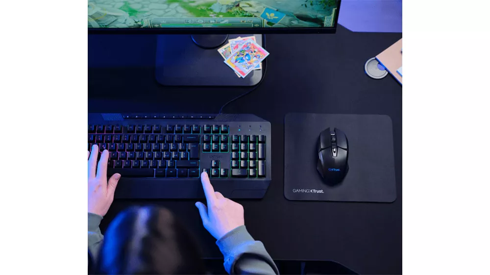 Herná myš Trust GXT 112 Felox Wireless s podložkou na bielom pozadí zobrazujúca celkový dizajn a ergonomický tvar